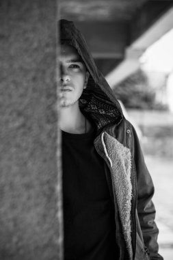 Oldukça ciddi genç adam sokakta. Rahat yaşam tarzı kıyafetler