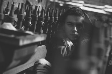 Oldukça ciddi genç adam sokakta. Rahat yaşam tarzı kıyafetler