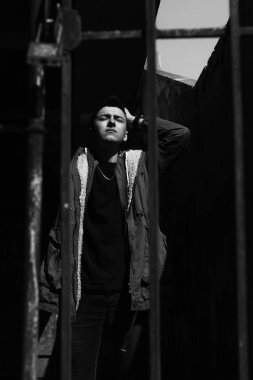 Hapis üzerinde çok ciddi genç adam. Rahat yaşam tarzı giyim m