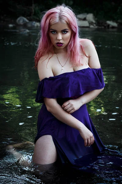 Een felbegeerde sexy meisje in een paarse jurk en mooie make-up, pas — Stockfoto