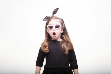 Güneş gözlüklü mutlu kız. Komik çocuk stil bekliyor, baba.