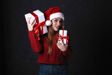 Bordo kazaklı ve Noel Baba 'lı güzel bir kız.