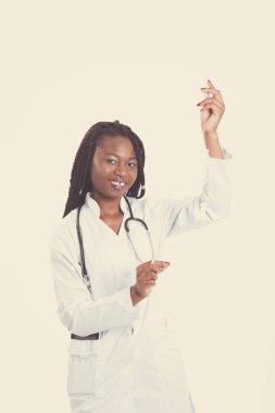 Kadın Amerikalı Afrikalı doktor, steteskop ve iğne düşürücü kullanan hemşire kadın. Başarılı olduğu için mutlu. Sağlık çalışanı arka planda poz veriyor.