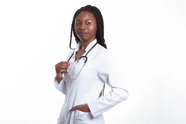 Sério Feminino Americano Africano Médico Enfermeira Mulher Vestindo Casaco Médico — Fotografia de Stock