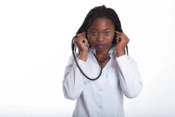 Médica Africana Americana Enfermeira Vestindo Casaco Médico Usando Estetoscópio Sério — Fotografia de Stock