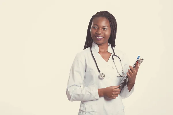 Médica Africana Americana Enfermeira Vestindo Casaco Médico Com Estetoscópio Ficha — Fotografia de Stock