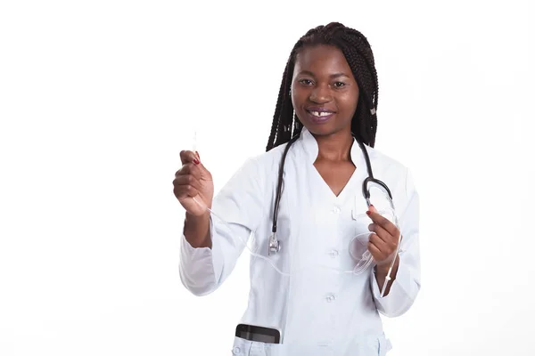 아프리카계 미국인 청진기와 드로퍼가 코트를 간호사 성공적 의료진이 배경으로 포즈를 — 스톡 사진