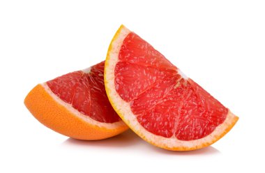 Beyaz arka plan üzerinde izole greyfurt dilim