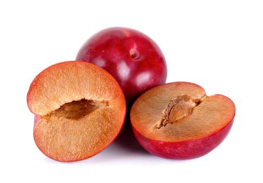 Beyaz arka plan üzerinde izole kırmızı Erik