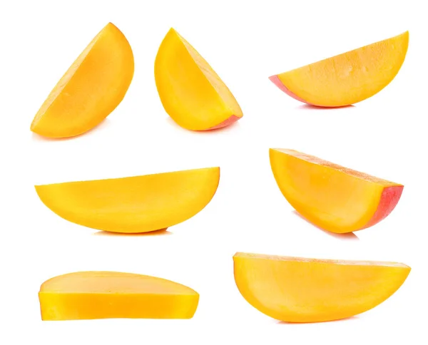 Rijpe mango geïsoleerd op de witte achtergrond — Stockfoto