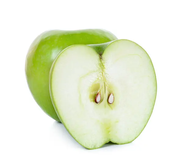 Grönt äpple isolerat på den vita bakgrunden — Stockfoto