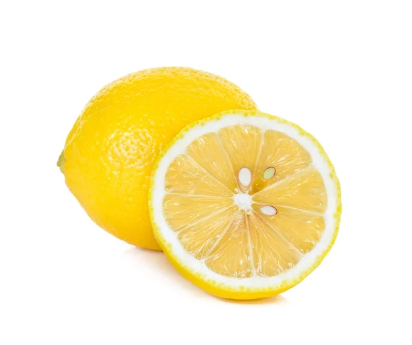 Limone giallo isolato sullo sfondo bianco — Foto Stock