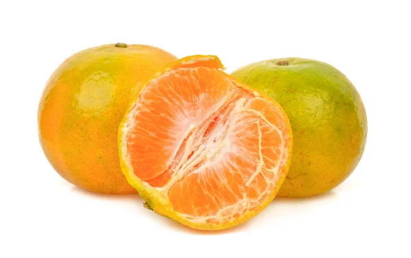 Orangenfrucht isoliert auf weißem Hintergrund — Stockfoto