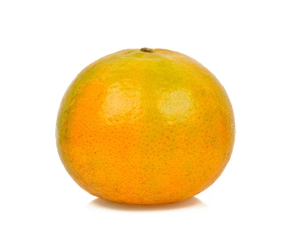 Fruta laranja isolada no fundo branco — Fotografia de Stock