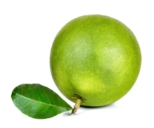 Färsk pomelo isolerad på den vita bakgrunden — Stockfoto