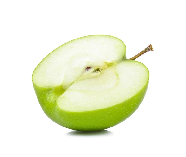 Grönt äpple isolerat på den vita bakgrunden — Stockfoto