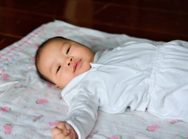 Asya bebek yatakta dinlenin