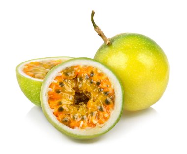 Passion Fruit beyaz arka plan üzerinde izole