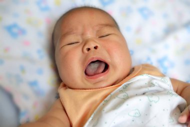 Yeni doğan Asya bebek yatağında ağlıyor
