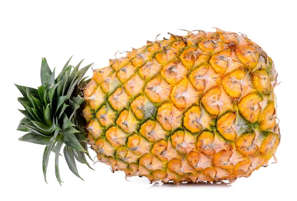 Ananas geïsoleerd op de witte achtergrond — Stockfoto