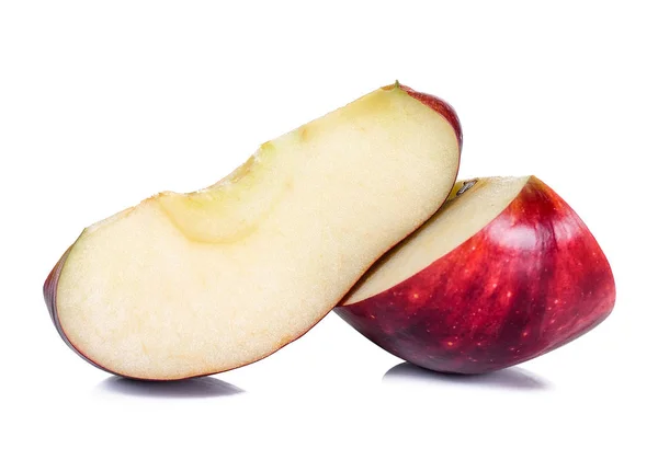 Fatia maçã vermelha isolada no fundo branco — Fotografia de Stock