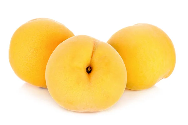 Жовтий персик ізольований на білому тлі — стокове фото