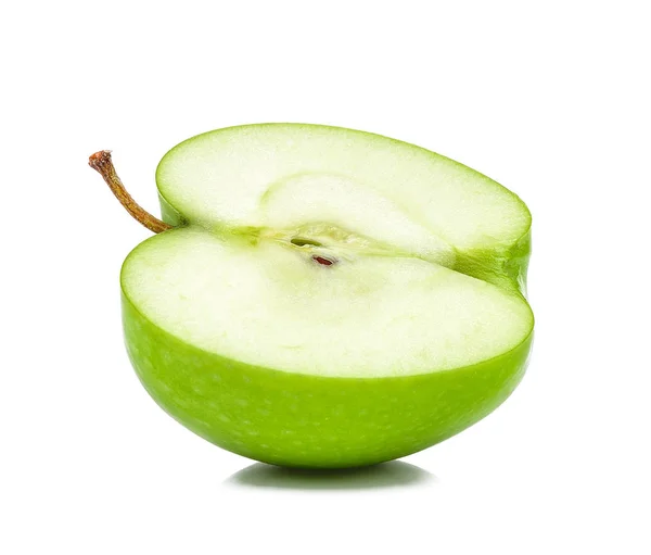 Grönt äpple isolerat på den vita bakgrunden — Stockfoto