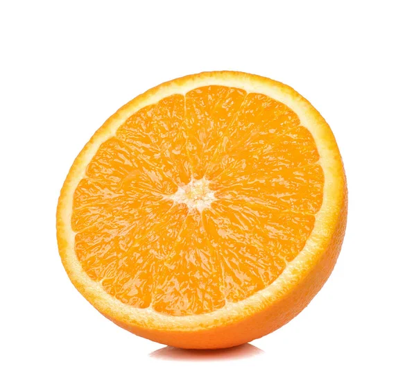 오렌지 흰색 배경에 고립의 절반 — 스톡 사진
