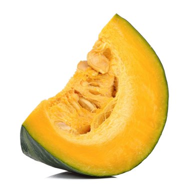 Beyaz arkaplanda izole edilmiş balkabağı dilimi