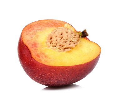 Beyaz arka plan üzerinde izole nektarin yarısı