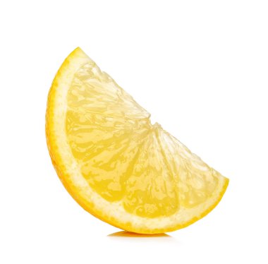 Beyaz arka planda izole edilmiş limon dilimi