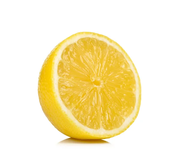 Die Hälfte der Zitrone isoliert auf weißem Hintergrund — Stockfoto