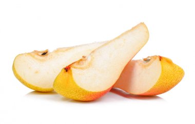 Beyaz arka plan üzerinde izole sarı armut dilim