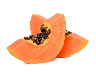 Beyaz arkaplanda izole edilmiş bir papaya dilimi