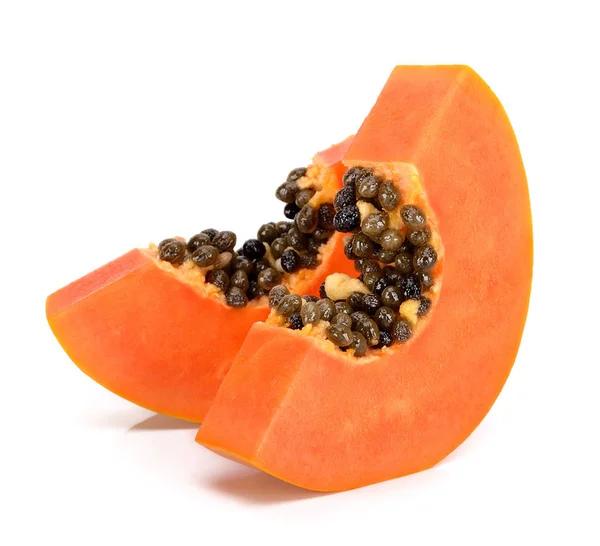 Beyaz arkaplanda izole edilmiş bir papaya dilimi
