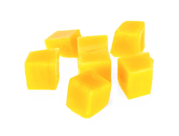 Kubus van gele mango geïsoleerd op witte achtergrond — Stockfoto