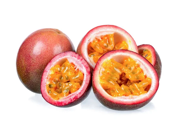 Fruta de Paixão isolada no fundo branco — Fotografia de Stock