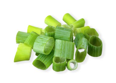 Beyaz kırpma yolunda yeşil soğan izole edildi