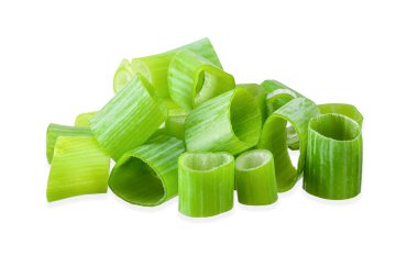 Beyaz kırpma yolunda yeşil soğan izole edildi