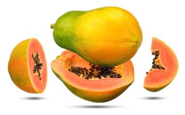Olgun papaya ve yarım dilim beyaz papaya kesme yolunda izole edilmiş..