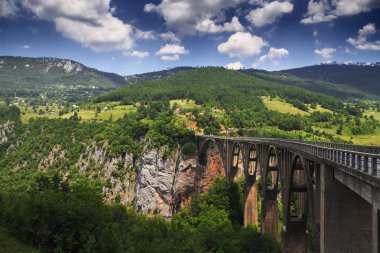 dağ gorge üzerinde eski köprü