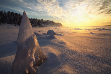 Nehri üzerinde buz blokları