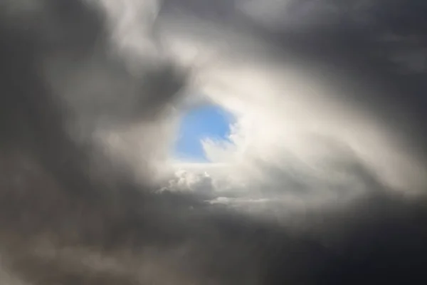 Céu nublado perto — Fotografia de Stock