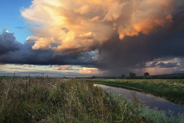 Pôr do sol no lago — Fotografia de Stock