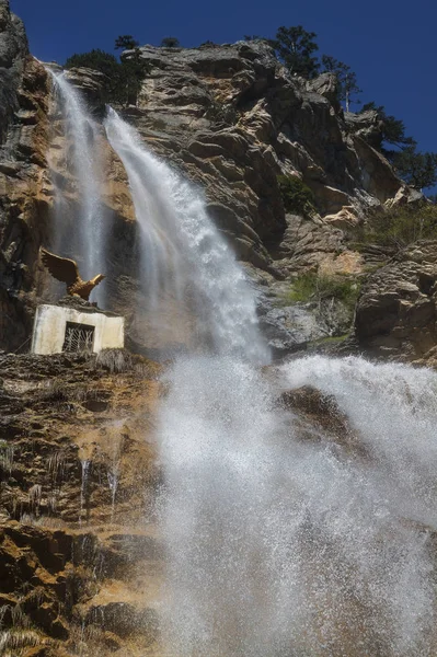 Vodopád v horách — Stock fotografie
