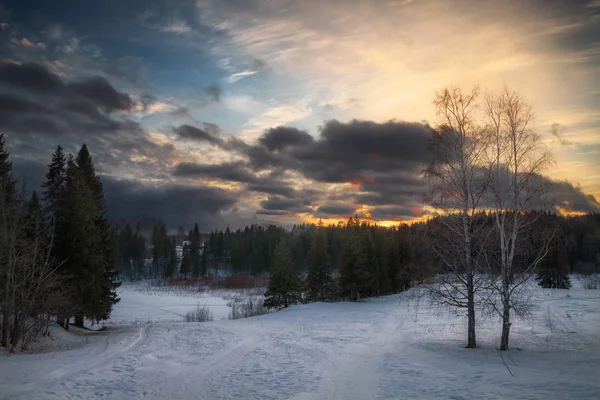 Winterlandschaft bei Sonnenuntergang — Stockfoto