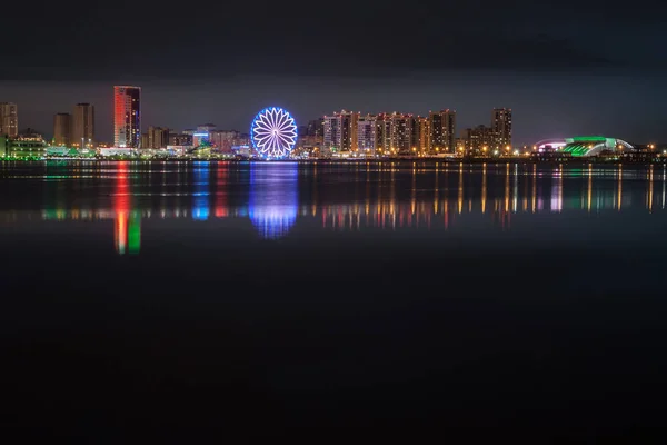Reflexão cityscape noite — Fotografia de Stock