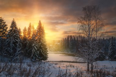 Gün batımında kış manzarası