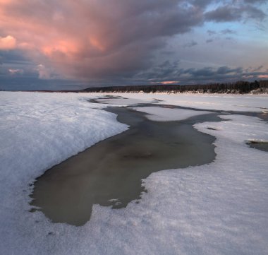 Gün batımında donmuş nehir