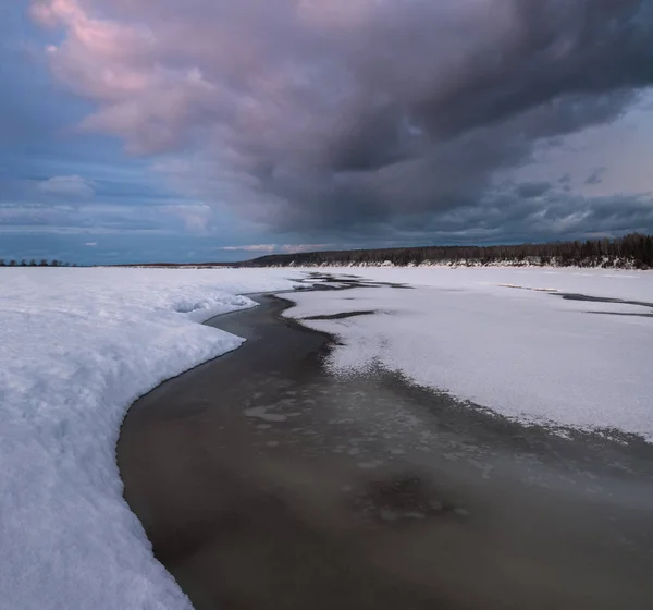 Sunsetv에서 냉동된 강 — 스톡 사진